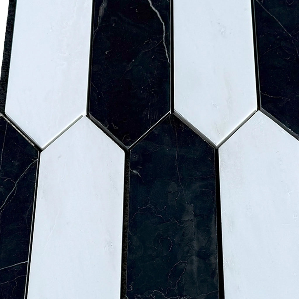 Alternating black and white marble tiles in Bianco Dolomite and Nero Marquina mosaic