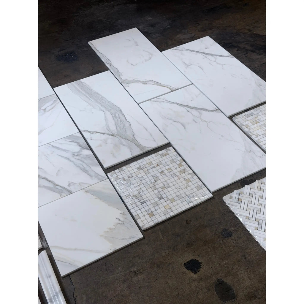 Calacatta Gold Stanza mosaic marble tile with white marble-effect and gray veining
