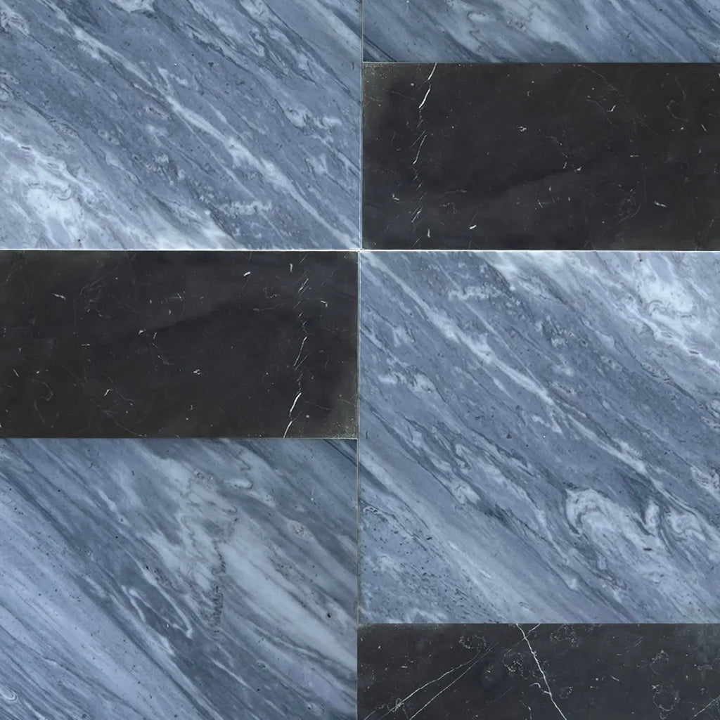 Alternating blue and black marble tiles in Modena Bardiglio Nuvolato Nero Marquina set