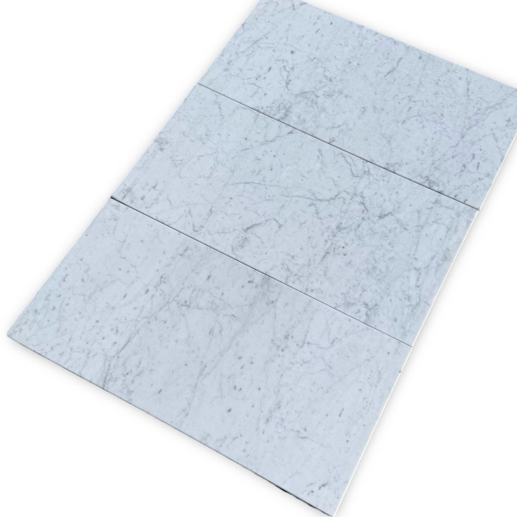 Rectangular marble-patterned tiles in Siena Carrara White and Nero Marquina set